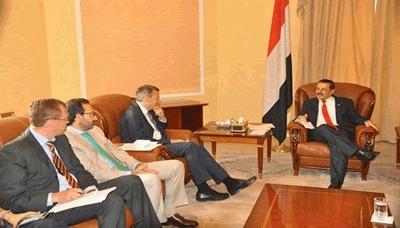 وزير الخارجية يلتقي وفد الصليب الأحمر إلى اليمن 