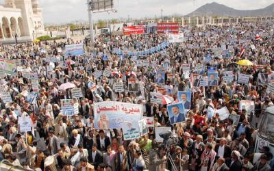 الميثاق نت - خرجت صباح اليوم الاثنين بالعاصمة صنعاء مسيرات جماهيرية حاشدة نظمها فرع المؤتمر الشعبي العام وأحزاب التحالف الوطني بأمانة العاصمة تحت شعار "لا للتنصل عن المبادرة الخليجية وآليتها التنفيذية".وأكدت المسيرات الحاشدة التي ضمت مئات الآلاف من أبناء ونساء اليمن، والتي جابت عدداً من شوارع العاصمة